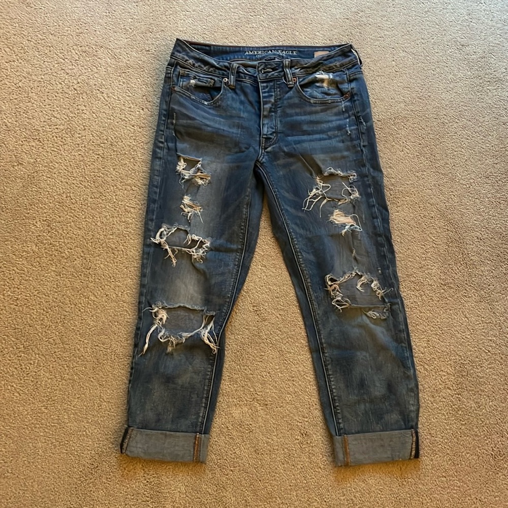 Women’s American Eagle Outfitters Distressed Tomgirl Jeans in size 6.
